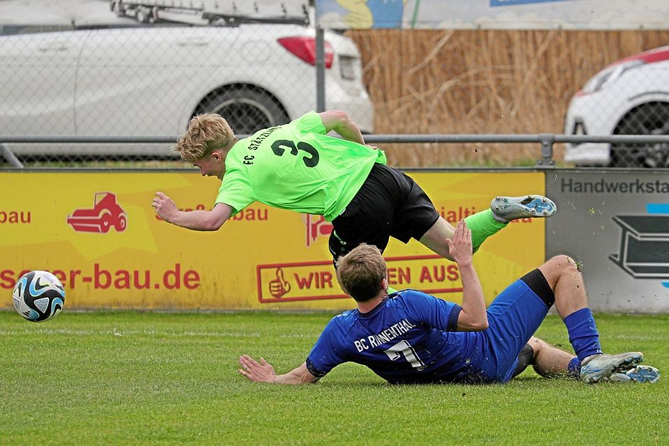 Tobias Friedl (rechts) hatte mit dem BC Rinnenthal das Nachsehen. Maximilian Pletschacher (3) war mit dem FC Stätzling einfach den Tick schneller.