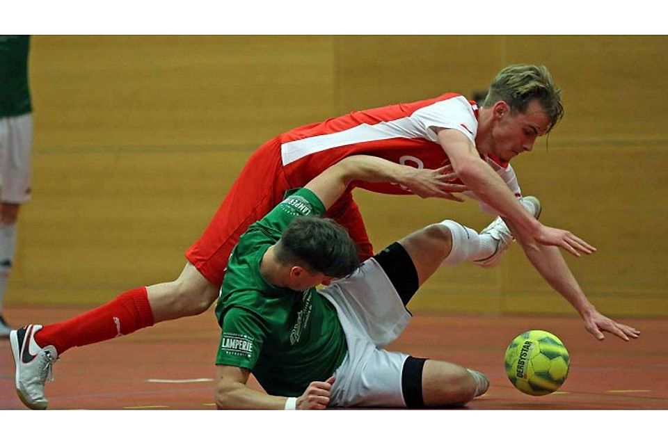 Stark umkämpft, aber trotzdem insgesamt sehr fair ging es zu bei der 1. Runde der Futsal-Kreismeisterschaften im Kreis Amberg/Weiden. die gestern in der Mehrzweckhalle Weiden ausgetragen wurde.  F: Brüssel