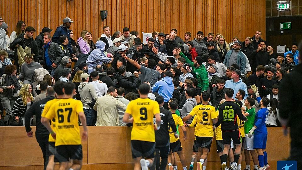 Auf der Tribüne wurde es handgreiflich.
