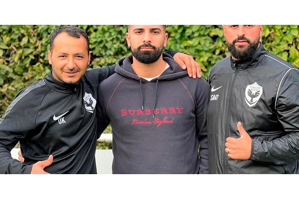  Etliche Transfers hat Sindar Aka, hier rechts im Bild, für den FC Amedspor Wetzlar eingetütet. Das hat sich nun geändert. (© FC Amedspor Wetzlar) 