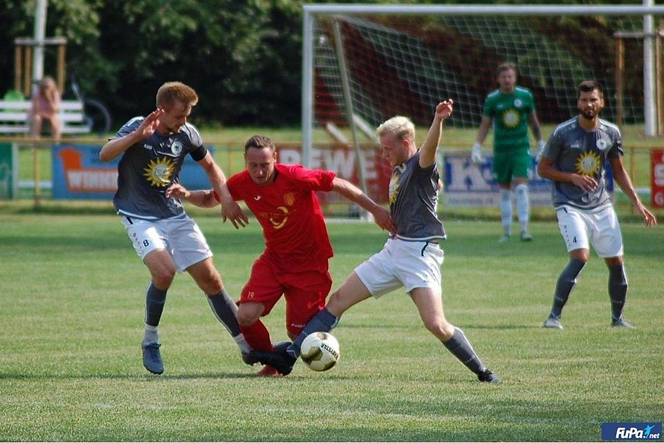 Tobias Puhl (Mitte) will mit dem FC Nieheim auch das Rückspiel gegen Preußen Espelkamp gewinnen.