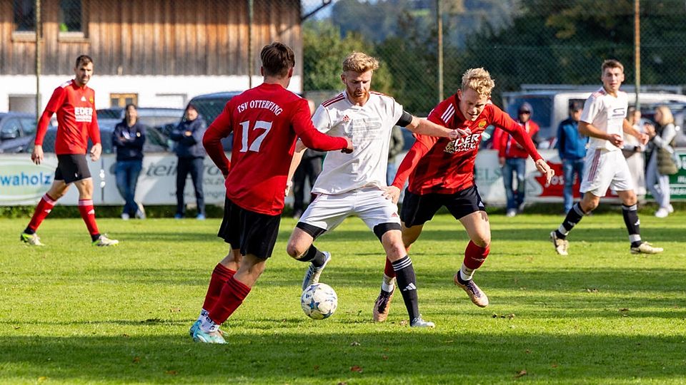 Sieg für beide Mannschaften: Die DJK Darching (weiß) und der TSV Otterfing setzen sich beide im Auswärtsspiel gegen die Gegner durch.