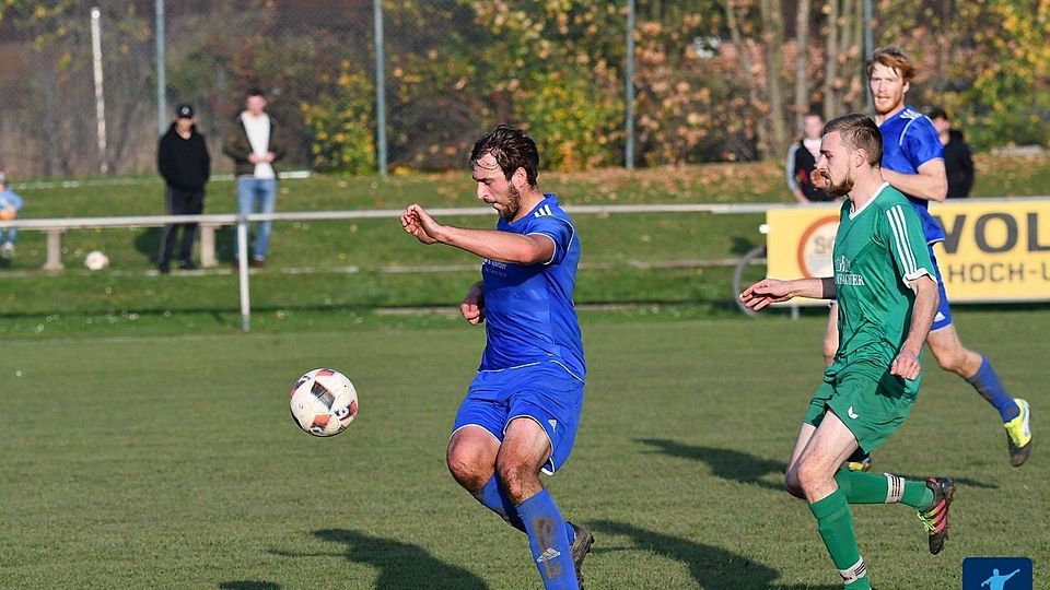 Bild zeigt einen Haberländer (blaues Trikot) im Zweikampf mit seinem Gegner beim letzten Punktspiel im Oktober beim FC Weiden-Ost.