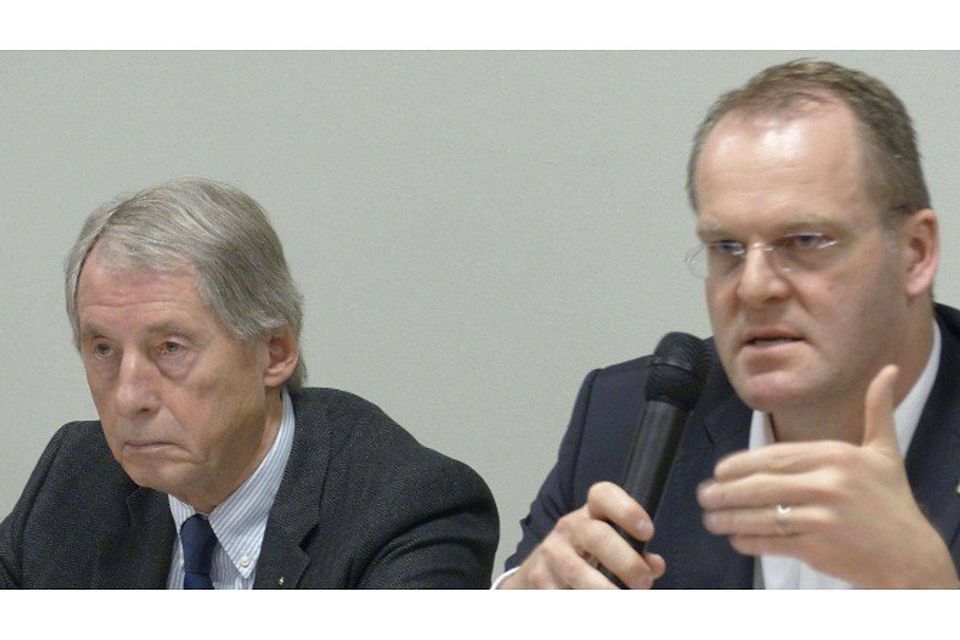 HFV-Präsident Stefan Reuß (r., neben ihm Ehrenpräsident Rolf Hocke) appelliert in Erbenheim an faires Miteinander. Foto: Neumann