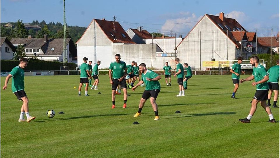 Mit Spaß bei der Sache: Die Alemannia-Fußballer machen erst mal ein Eckchen auf.