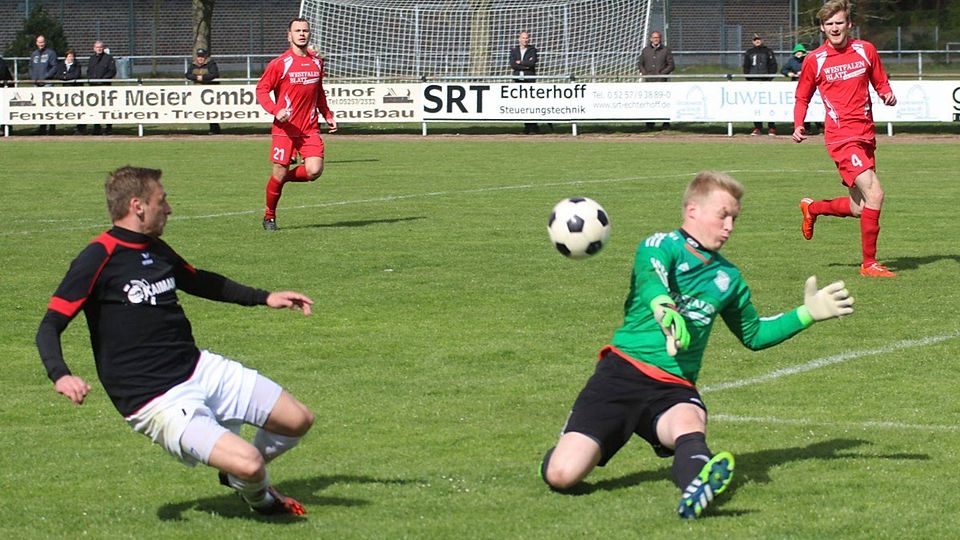 Abgezockt: Hövelhofs Sven Zimmermann traf gegen den VfB Schloß Holte mit dem Tor des Tages und sorgte sof für wichtige Punkte im Abstiegskampf. F: Heinemann