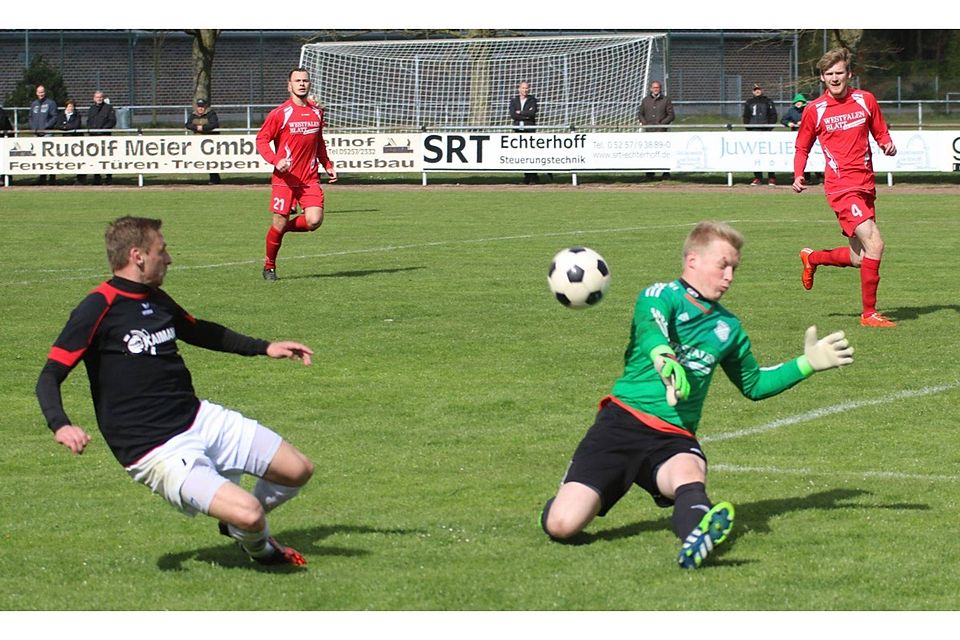 Abgezockt: Hövelhofs Sven Zimmermann traf gegen den VfB Schloß Holte mit dem Tor des Tages und sorgte sof für wichtige Punkte im Abstiegskampf. F: Heinemann