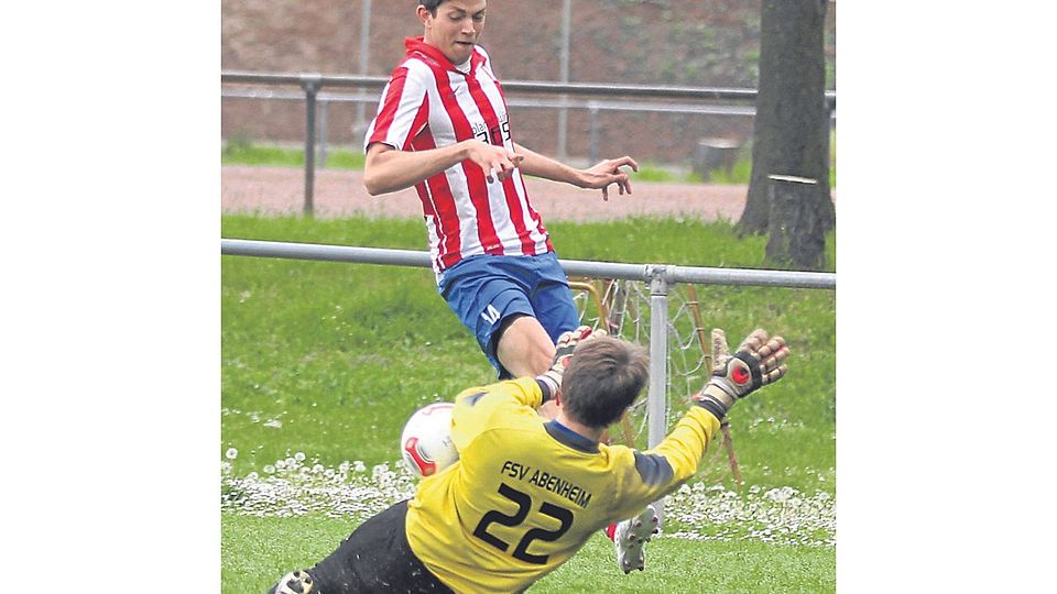 Mutig vorm eigenen Kasten: Abenheims Keeper Marc Eisengräber wirft sich dem Ball entgegen. Foto: pa/Dirigo