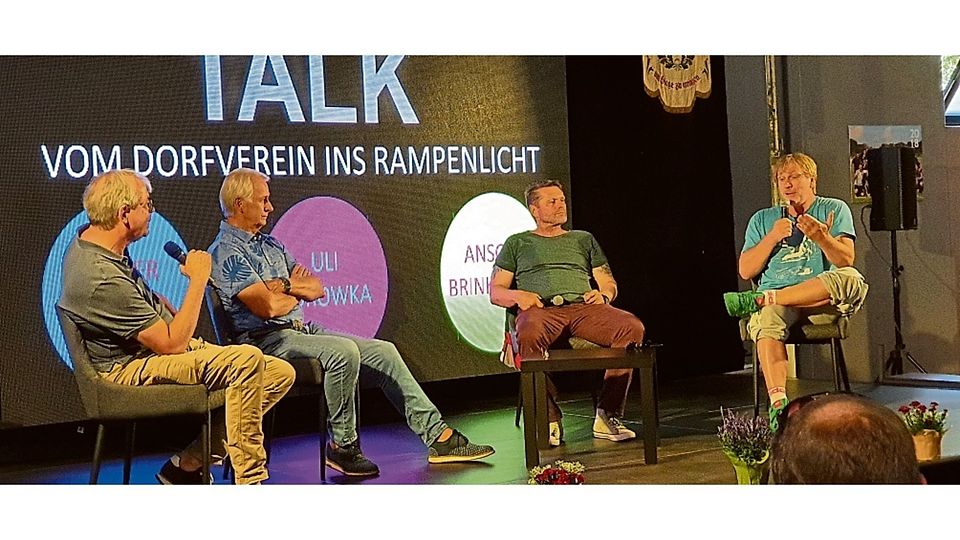 Burkhard Tillner (links) spricht mit (von links) Rainer Bonhof, Uli Borowka und Ansgar Brinkmann.