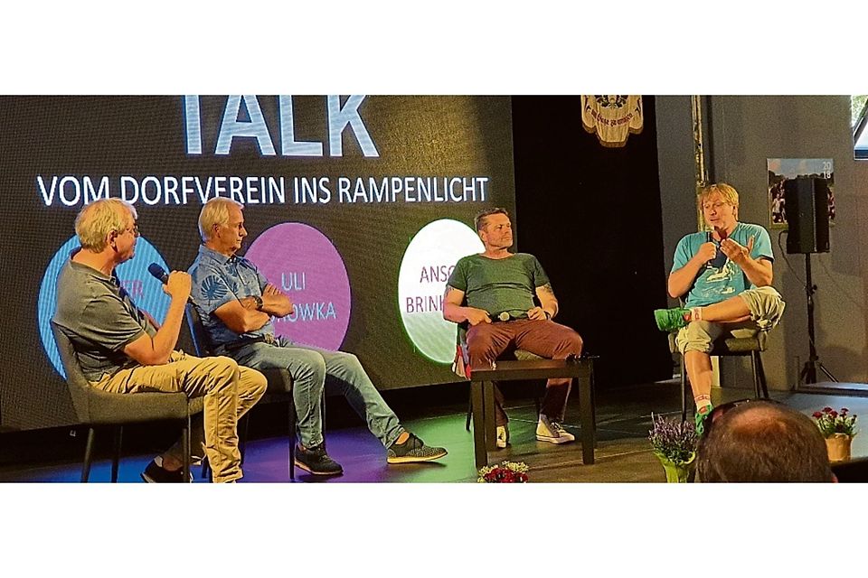 Burkhard Tillner (links) spricht mit (von links) Rainer Bonhof, Uli Borowka und Ansgar Brinkmann.