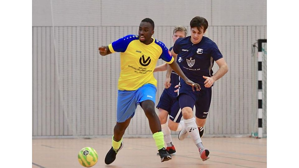 Starke Leistungen zeigten Muhumed Mubarik (links) und die übrigen Fußballer des SC Kickers Mörfelden beim Futsalturnier des Lokalrivalen SKV. Erst im Finale unterlagen sie dem SV Traisa (Patrick Schütz) mit 2:5.	