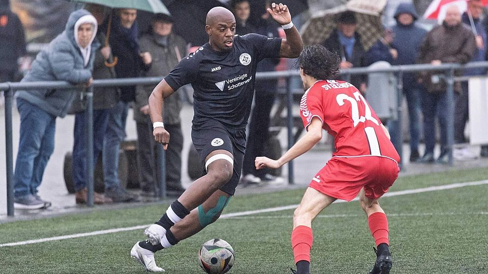 Joseph Mbuyi erzielte für seinen SV Breinig einen Doppelpack gegen den SV Eilendorf (in Rot).