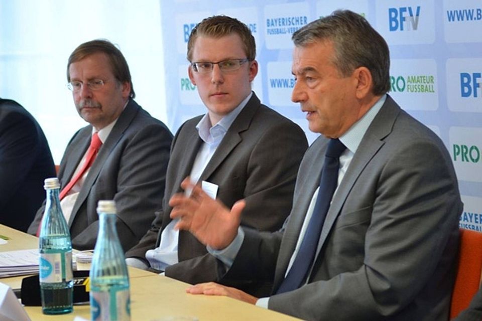 BFV-Präsident Dr. Rainer Koch (v.li.) beim Interviewtermin mit BFV-Pressesprecher Thomas Müther und DFB-Präsident Wolfgang Niersbach. F: BFV