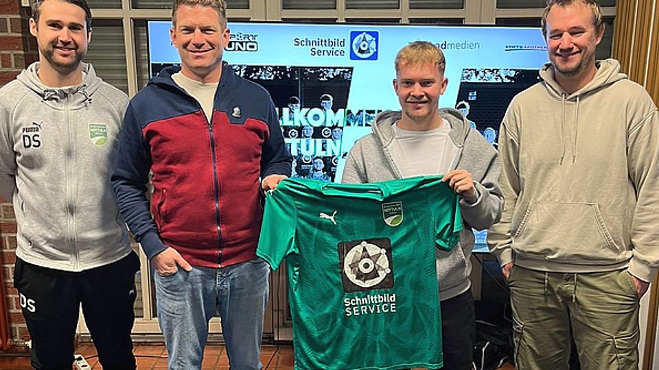 Glückliche Gesichter bei Darius Schwering (Chefcoach, l.), Dirk Nottebaum (Teammanager, 2. v. l.) und Phillip Roberg (r.), nachdem der Transfer von Sören Becker unter Dach und Fach gebracht worden ist