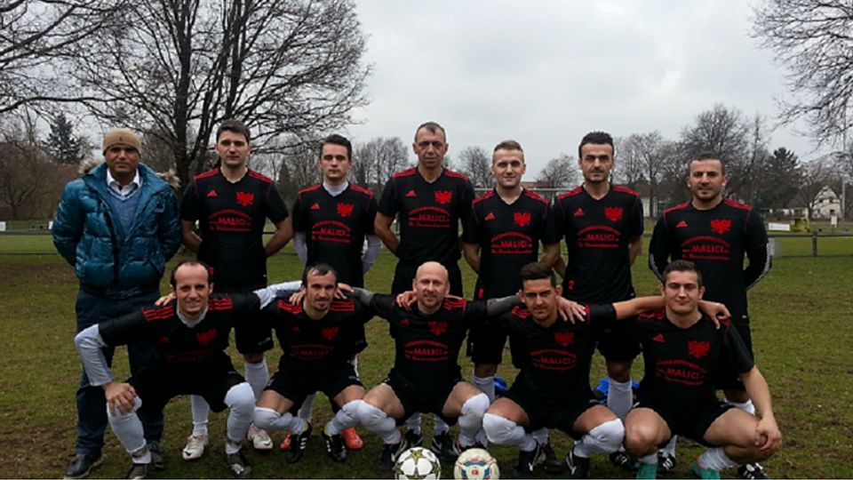 FC Kosova in den neuen Aufwärmtrikots Sponsor: Hausmeisterservice Malici