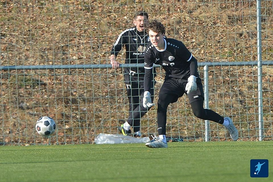 Mittendrin statt nur dabei: Florian Scharringer hielt vor den Augen von Sturm-Torwart-Trainer Pascal Keese seinen Kasten sauber.