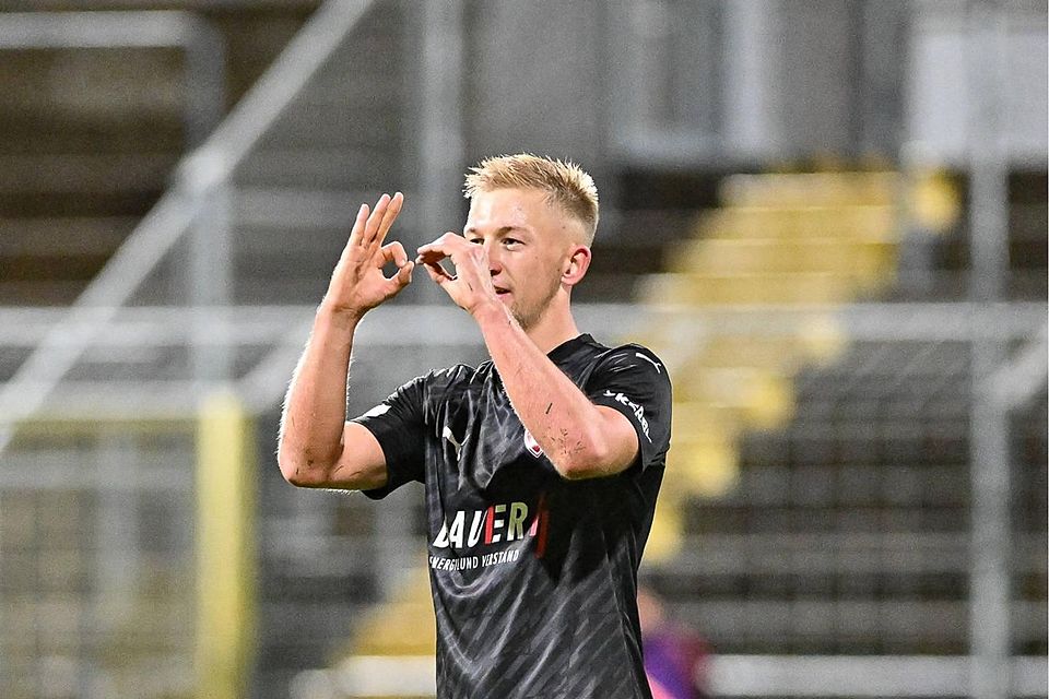 Tobias Sztaf gelang in Überzahl der Buchbacher Ausgleich gegen Tabellenführer 1. FC Schweinfurt.