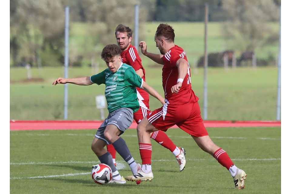 Fußball; Saison 2026/26; Kreisliga; Titzian Henn (in Grün) im Auswärtsspiel beim TSV Peiting am 4. Oktober 2025
