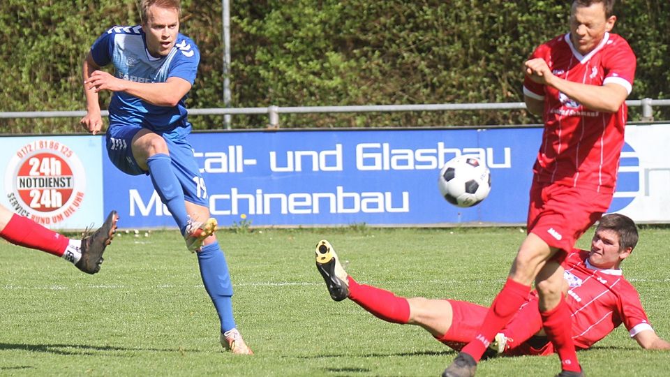 Joker Florian Haug entschied das Spiel in Adelzhausen für die Ostler. Hier versuchen Jürgen Lichtenstern (stehend) und Christoph Stöttner (grätschend), ihn zu stoppen.