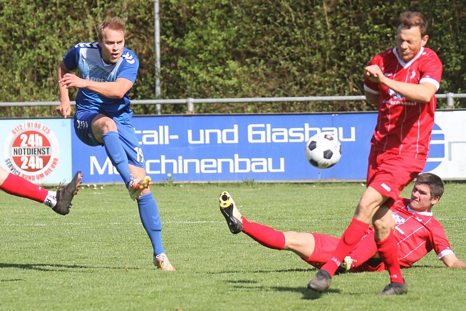 Joker Florian Haug entschied das Spiel in Adelzhausen für die Ostler. Hier versuchen Jürgen Lichtenstern (stehend) und Christoph Stöttner (grätschend), ihn zu stoppen.