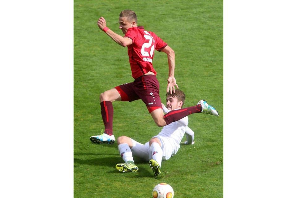 FC-Spieler Jonas Hildebrandt stoppt Viktorias Timm Golley (l.) Foto: Dahmen