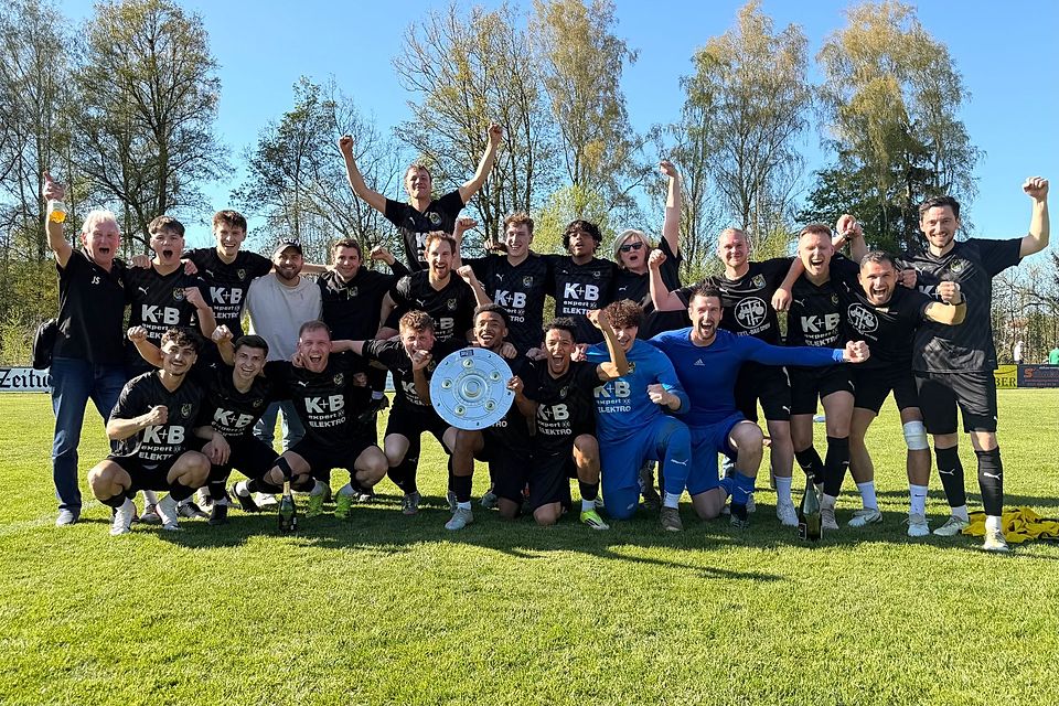 Das Meisterfoto: Der FC Amberg kürt sich zum Champion der Bezirksliga Nord.