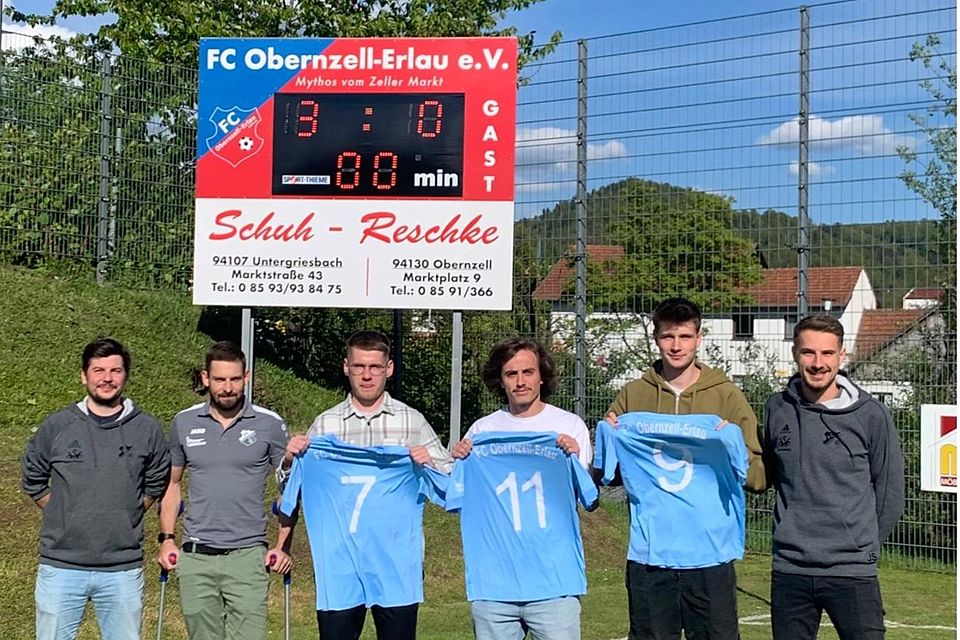 DieVerantwortlichen des FC Obernzell-Erlau mit ihren drei Neuzugängen