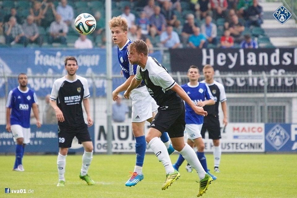 Augen zu und durch: Der FC Amberg (in Schwarz, hier in Ascaffenburg) will die Negativserie gegen den TSV Aubstadt beenden. F: Hahn