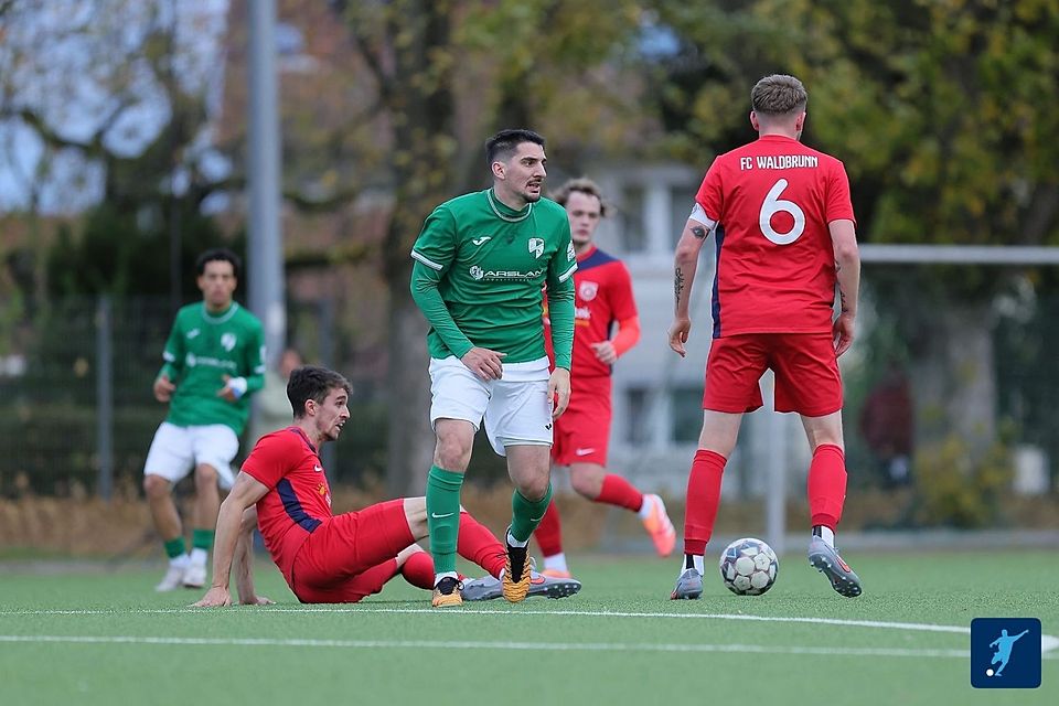 Dominik Ortega Tapia (grünes Trikot, hier gegen Waldbrunn) traf zur frühen Führung für den SV Zeilsheim gegen Limburg.
