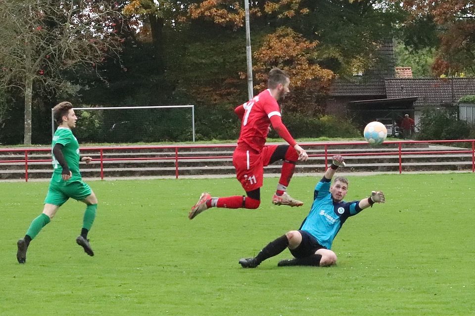 Immer wieder verhinderte Harsefelds Keeper Justin Beneke eine noch höhere Niederlage. Hier scheitert Marco Kappelmann.