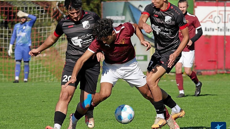 Verbissen geführte Zweikämpfe wie in dieser Szene dürfen auch am Sonntag erwartet werden, wenn der VfB Rothenstadt (in Schwarz) und der SC Eschenbach (in Rot-Weiß) im Kellerduell die Klingen kreuzen.