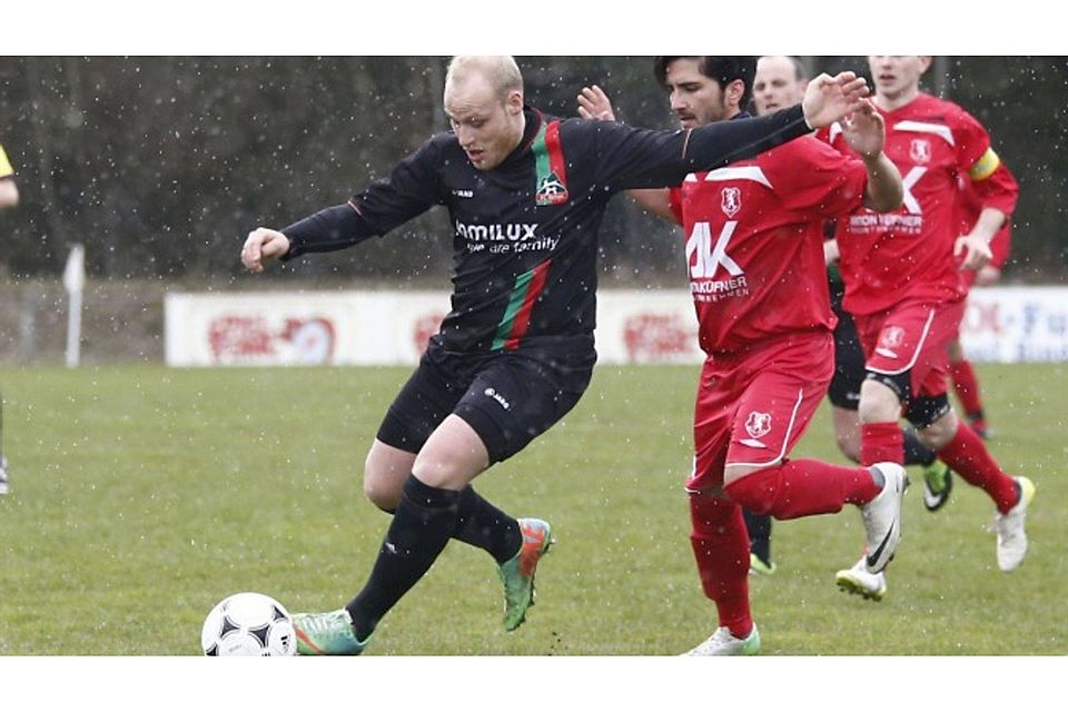 Der FC Rehau um Kapitän Simon Decker (links) grüßt von Platz 1. F: Kolb