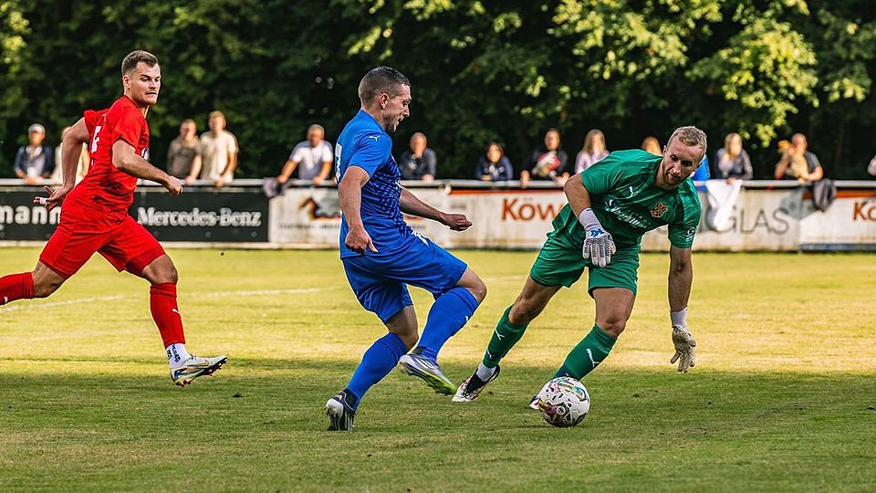 Beim Hinspiel in Ettmannsdorf musste Bad Kötztings Torwart Tobias Vogl gegen Jeremy Schmidt (am Ball) & Co. viermal hinter sich greifen.