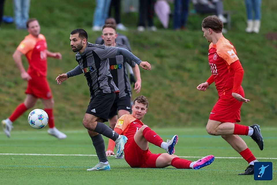 Die SG Walluf (in Grau) schaltete beim FC Ederbergland im Finish den Turbo ein. 