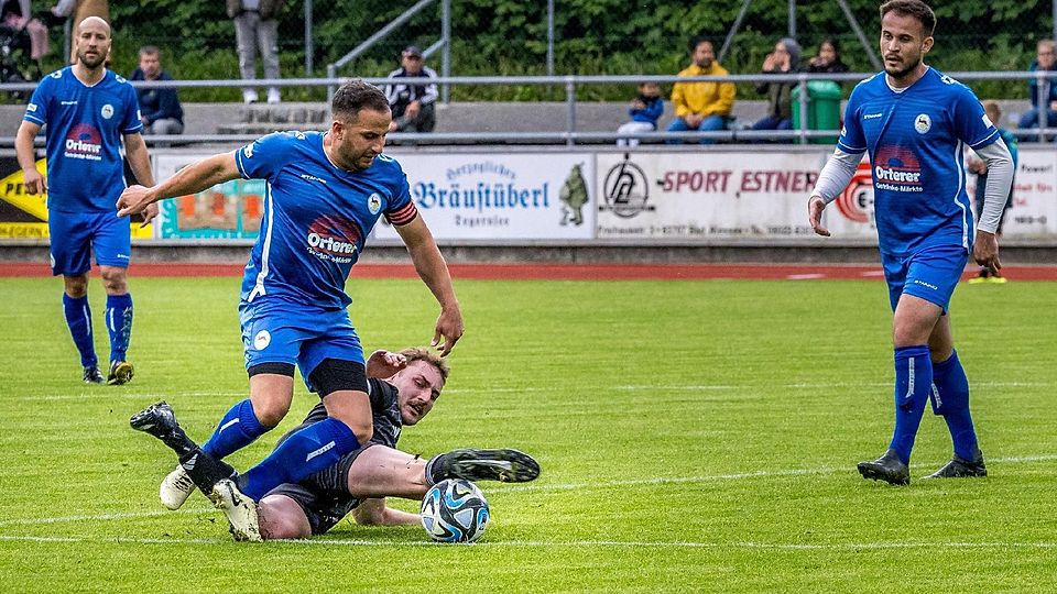 Ein intensives Duell lieferten sich der FC Rottach-Egern (blau) und der TSV Schliersee im Relegationshinspiel.
