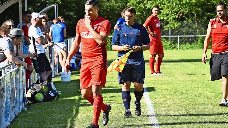 Kurzer Einsatz: der Weilimdorfer Kapitän Güney Cömert muss nach 33 Minuten mit Geld-Rot vom Platz. Foto: Günter Bergmann