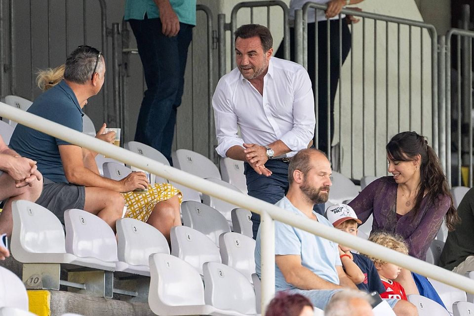 Taskin Akkay (weißes Hemd): Der Präsident von Türkgücü München bezeichnet sich selbst als Stadionsucher, jetzt tüftelt sein Verein aber auch an einem eigenen Kulturzentrum.