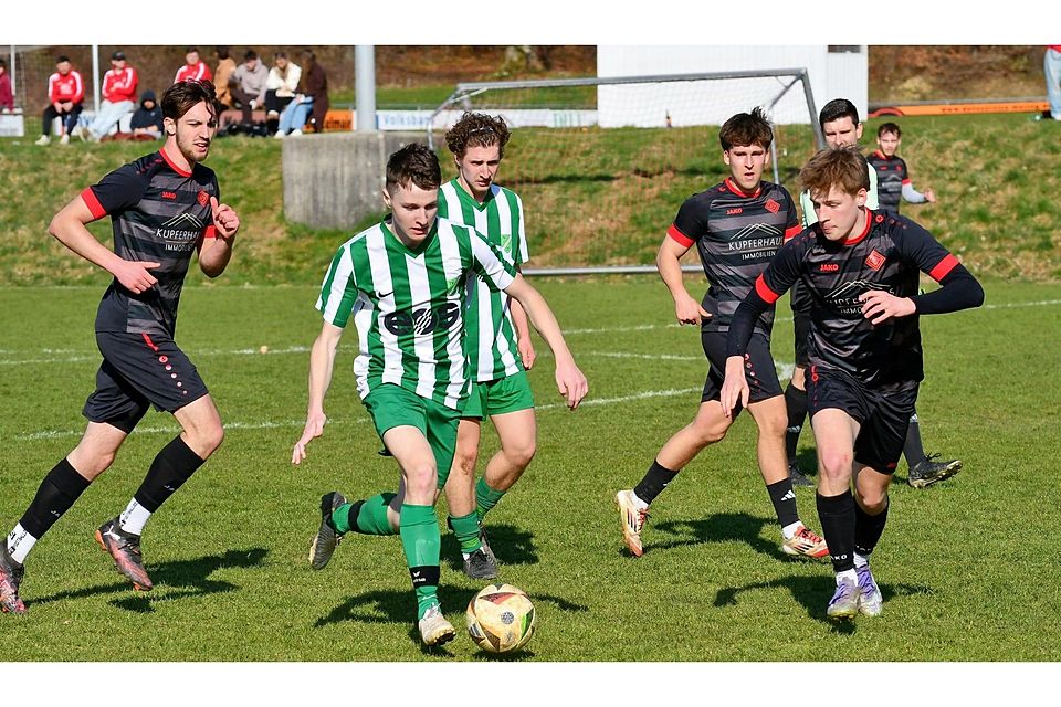 Der SV Althegnenberg (in Schwarz) im Spiel gegen den TV Stockdorf. Der SV Althegnenberg (in Schwarz) im Spiel gegen den TV Stockdorf.