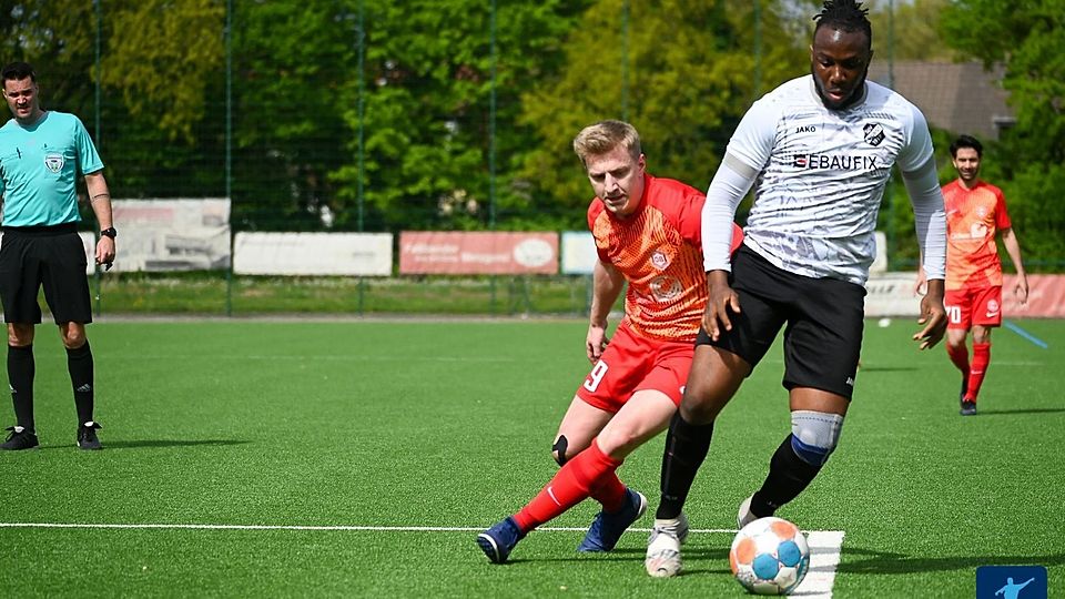 Fauzani issa issaka (r.) im Trikot des SV Vorst. 