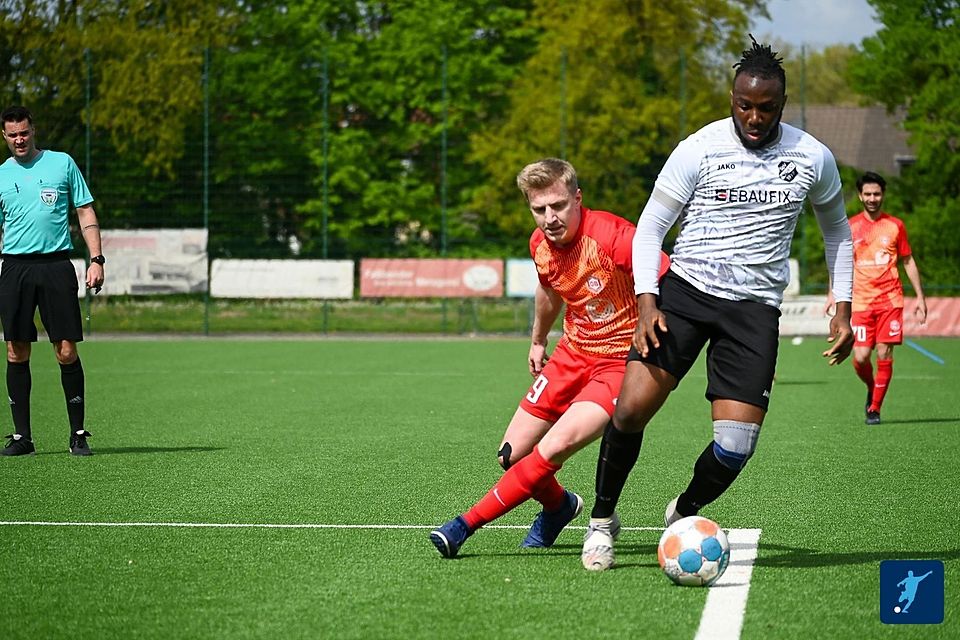Fauzani issa issaka (r.) im Trikot des SV Vorst. 