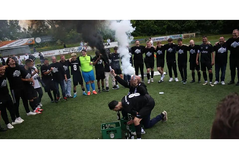 Der VfL Weidenhausen ist Meister der Fußball-Kreisliga A Biedenkopf und steigt in die Kreisoberliga Nord auf. Der VfL Weidenhausen ist Meister der Fußball-Kreisliga A Biedenkopf und steigt in die Kreisoberliga Nord auf. © Jens Schmidt