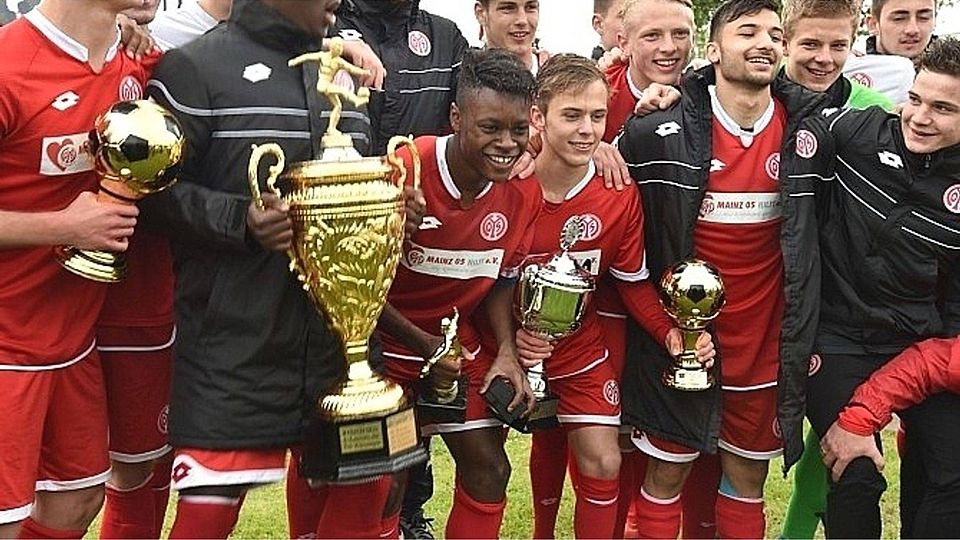 Letztes Jahr konnte das A-Jugendteam des FSV Mainz 05 den Turniersieg in Ergenzingen bejubeln Foto (Archiv): Holom