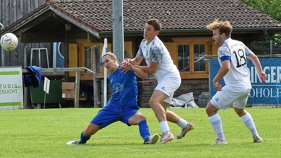 Der SC Oberweikertshofen II (weiße Trikots) im Spiel gegen den TSV Türkenfeld (in Blau).