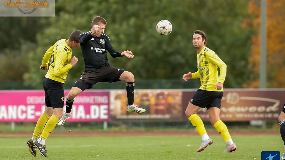 Im Derby geht es für den TSV Reuth (in Schwarz) ums Prestige, für den Gast aus Erbendorf (in Gelb-Schwarz) liegt der Schwerpunkt dagegen, sich auf das erste Relegationsspiel gegen Rieden vorzubereiten und im Rhythmus zu bleiben.