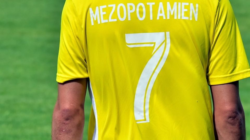 Wird der 1. FC Mezepotamien Freiburg – die Schreibweise auf dem Trikot weicht vom offiziellen Vereinsnamen ab – aus dem Fußballverband ausgeschlossen? Eine Entscheidung soll nächste Woche fallen. 