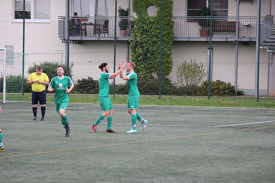 Die Spieler der TSG Schwabenheim II hatten nach dem 6:0 Erfolg am 22. Spieltag allen Grund zum feiern. F: Lehn