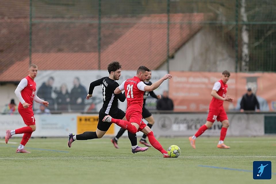 Rot-Weiß Hadamar (rote Trikots, hier gegen TuS Hornau) feierte einen ungefährdeten 9:0-Kantersieg und macht weiterhin Druck auf Tabellenführer TuS Hornau. 