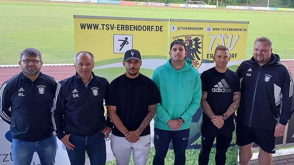 Die Verantwortlichen der Steinwaldkicker präsentieren die Neuzugange: v.l. Roland Lang (Trainer Erste), Stefan Klamt (Abteilungsleiter), Dilane Mayeko, Jakub Richter, Dominik Lang und Andreas Häupl (Sportlicher Leiter und Trainer Zweite).