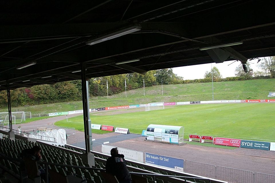 Das Uhlenkrug-Stadion hat einen neuen Rasen erhalten.