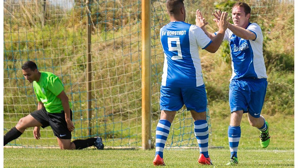 Bobstädter Torschützen unter sich: Mergin Dzackaj (li.) klatscht mit Spielertrainer Michael Wahlig ab.